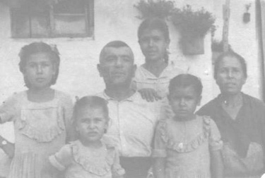 Manolo, Consuelo e hijas, image.jpg