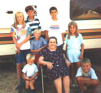 Rosario con los nietos, image.jpg