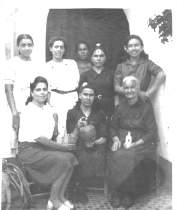 Rosario con familiares y vecinas, image.jpg